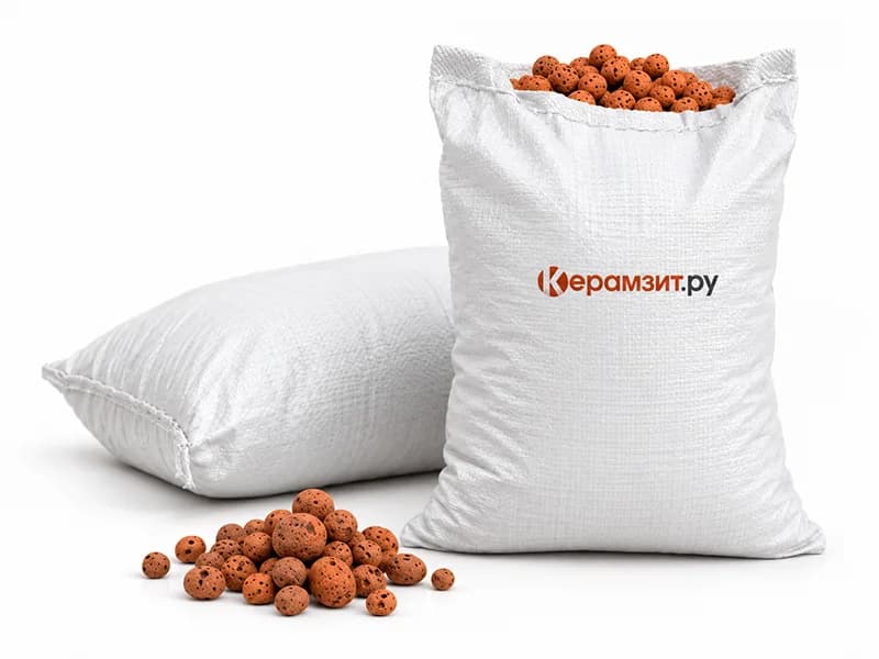 Мешки с керамзитом и фирменным логотипом на белом фоне
